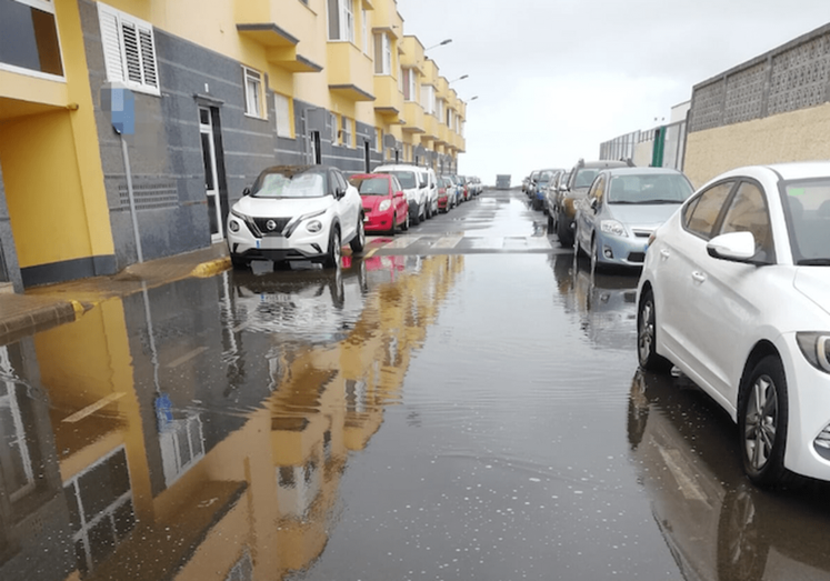 Imagen de la balsa de agua que se forma en la calle Río Ter (Foto TA)